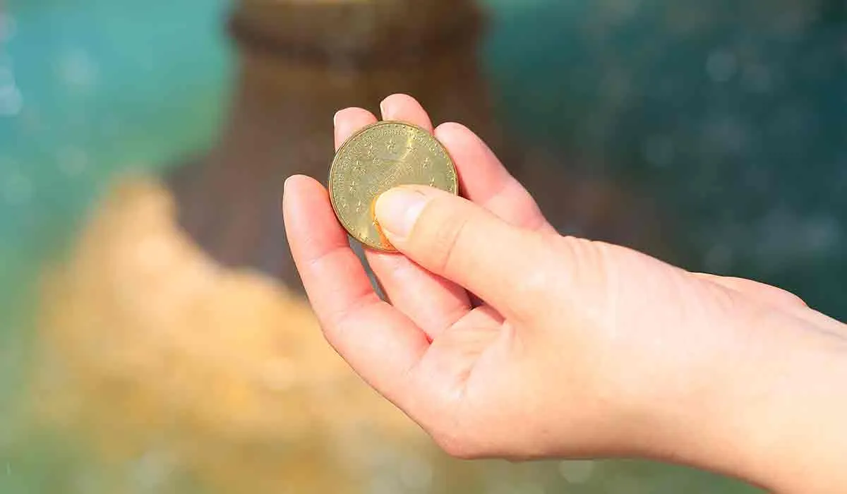 por qué echan monedas al agua