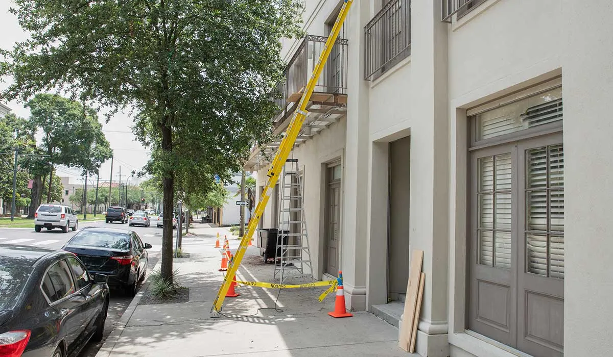pasar por debajo de una escalera origen de la superstición