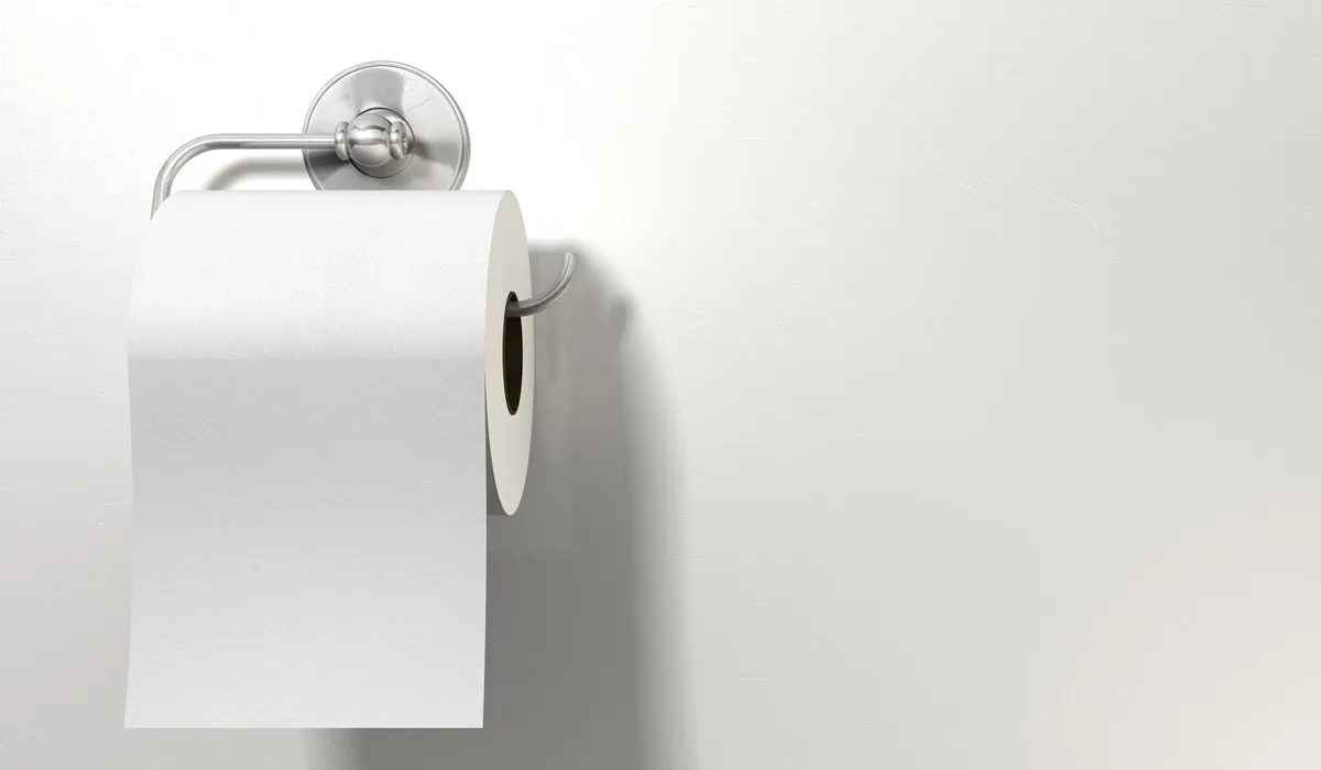 el rollo de papel por adelante o por atrás