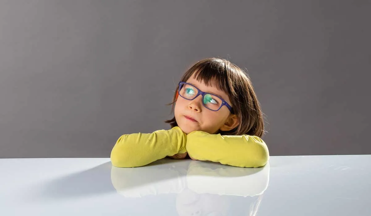 ¿Cómo puedes saber si tu hijo ve bien? Aquí algunos síntomas