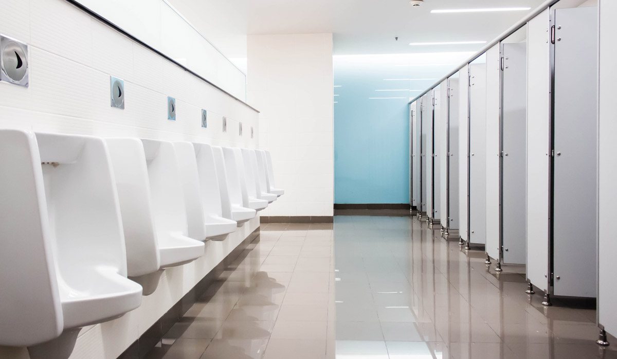 7 reglas de etiqueta para usar un baño público - ¿Lo Sabías?