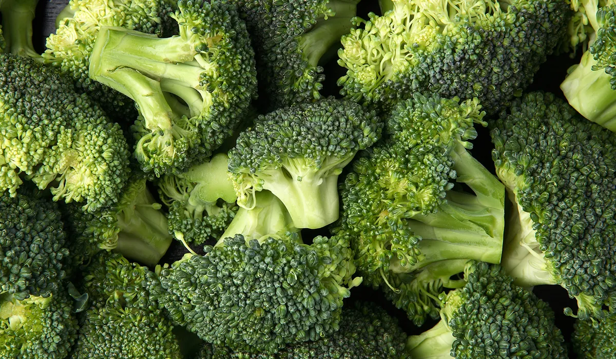 Brócoli rapini con hongos crimini salteados