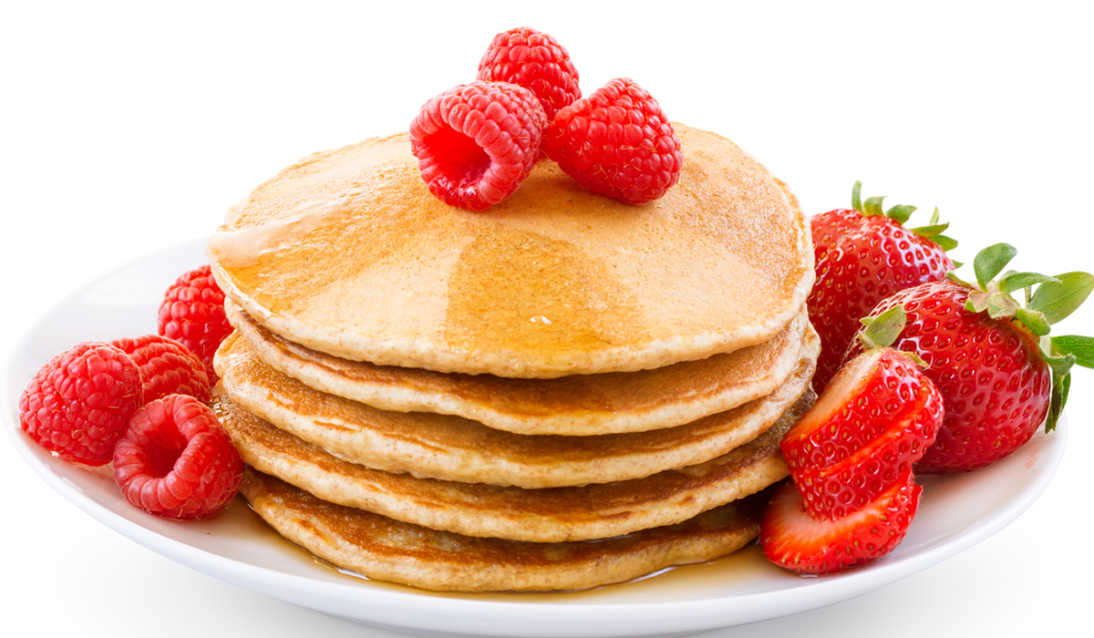 Hot cakes de fresa y canela