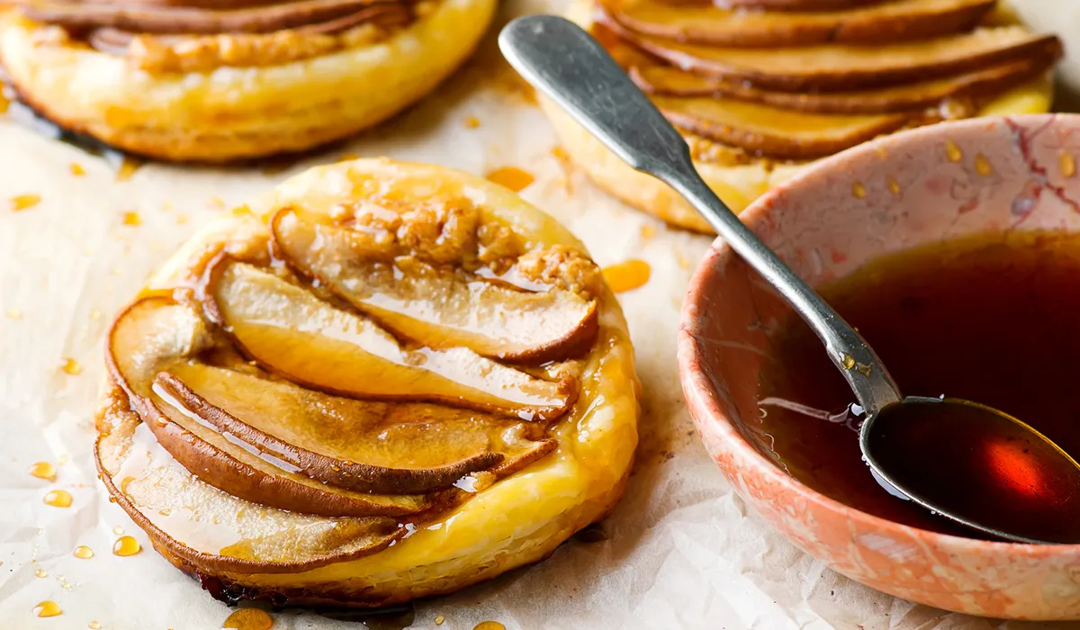 Pera caramelizada con brie
