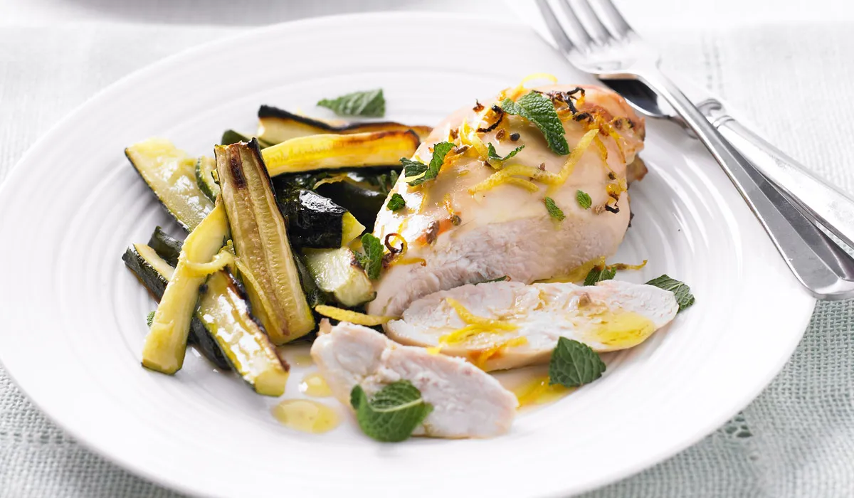 Pollo aromático con vegetales cítricos a la parrilla