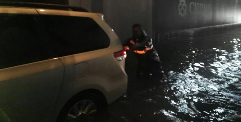 auto queda varado en una inundación-sele