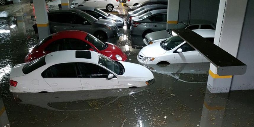 auto queda varado en una inundación-sele
