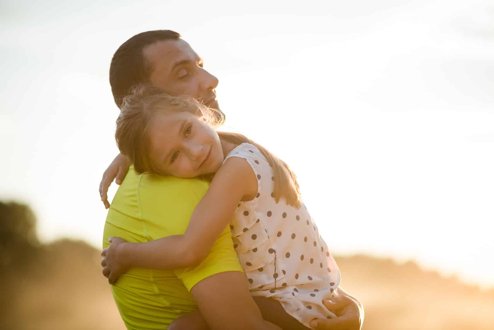 отцовская любовь. отец с дочкой со спины. отец и дочь. любовь отца. отцы и дети.