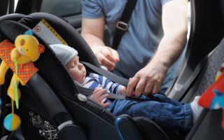 Evita golpes de calor en niños dentro de tu auto