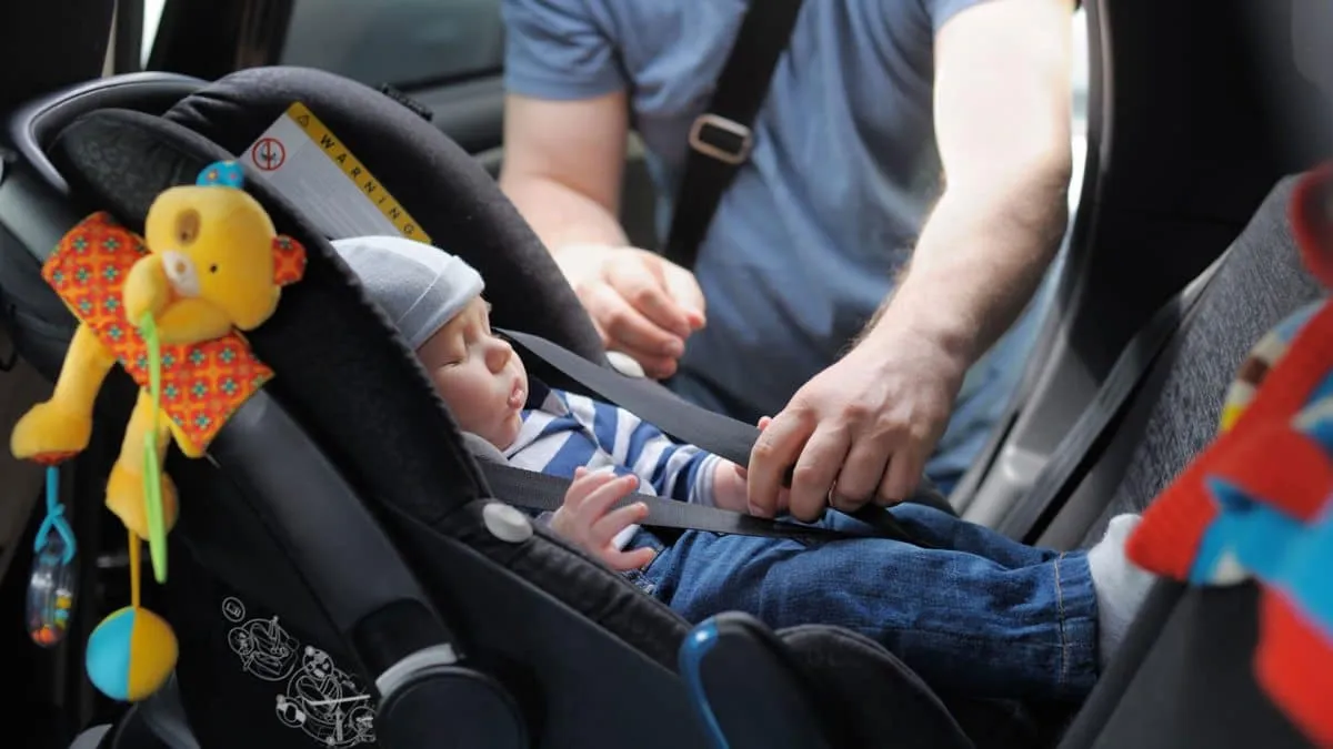 Evita golpes de calor en niños dentro de tu auto