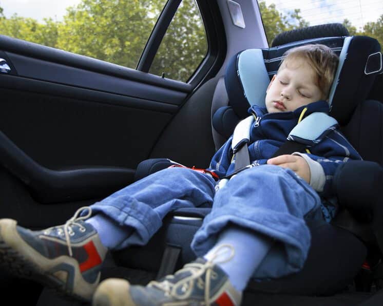 Evita golpes de calor en niños dentro de tu auto