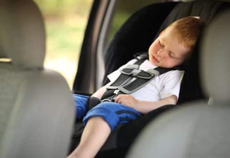 Evita golpes de calor en niños dentro de tu auto