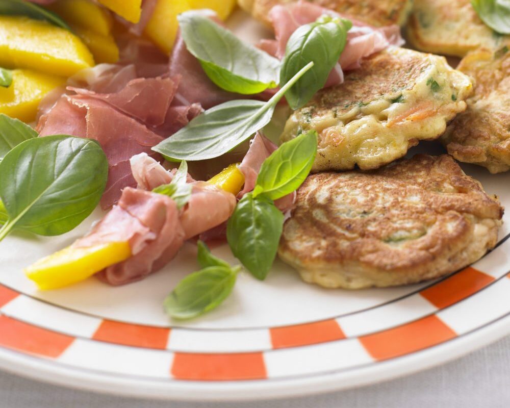 Hot cakes de zanahoria con prosciutto y mango