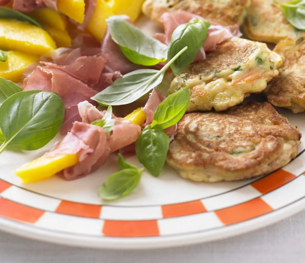 Hot cakes de zanahoria con prosciutto y mango