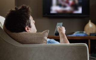 Ver mucha televisión genera pérdida de movilidad
