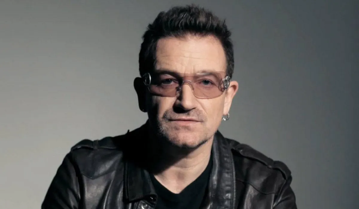 ¿Por qué Bono siempre usa lentes?