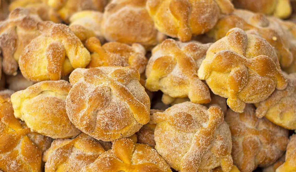 debes comer pan de muerto