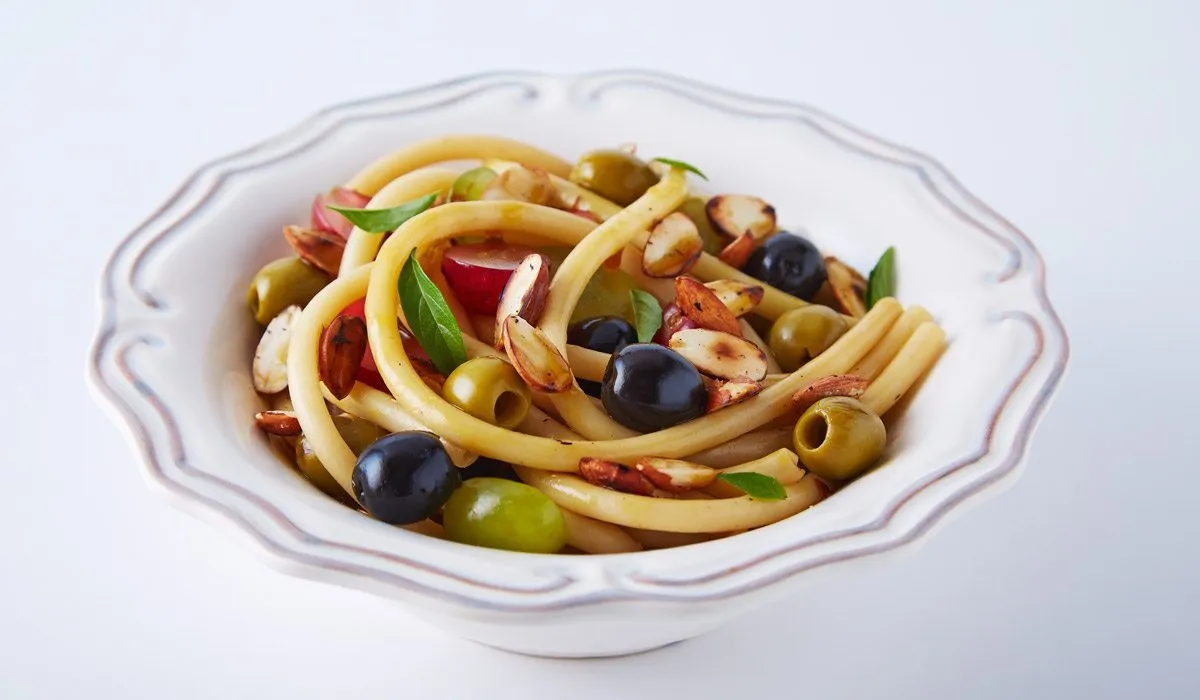 Ensalada de pasta con uvas y aceitunas