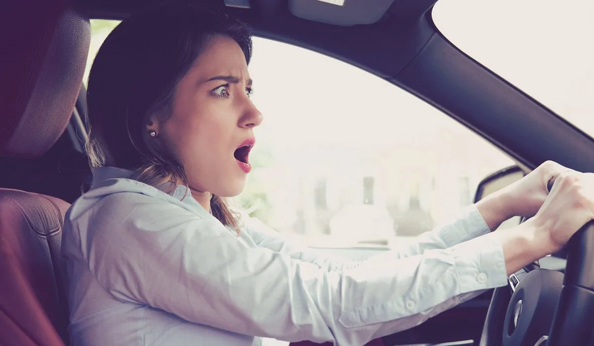 11 cosas que no debes hacer mientras manejas