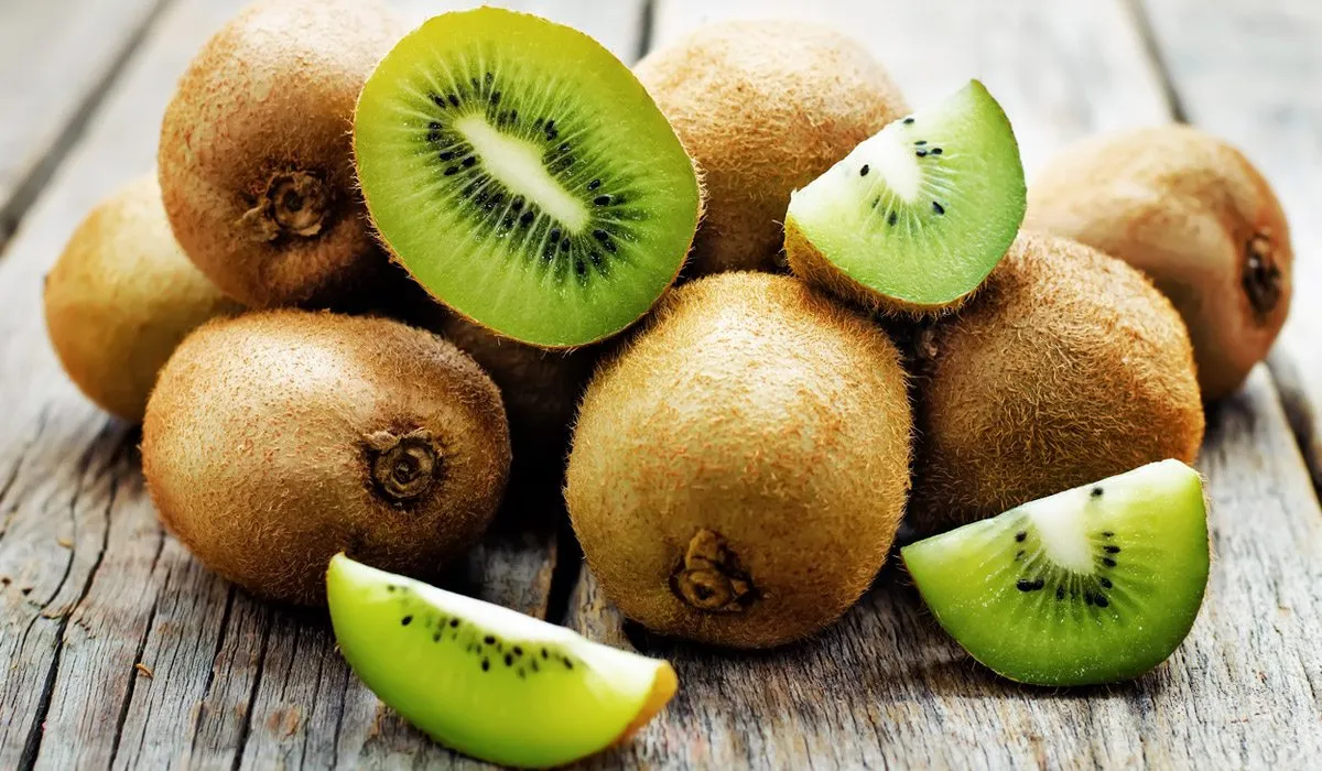 Sopa de ajo con kiwi, manzana y almendra