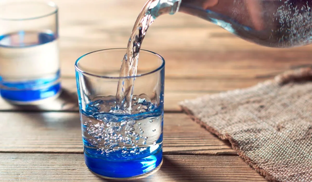 Beber suficiente agua evita problemas de la cabeza a los pies