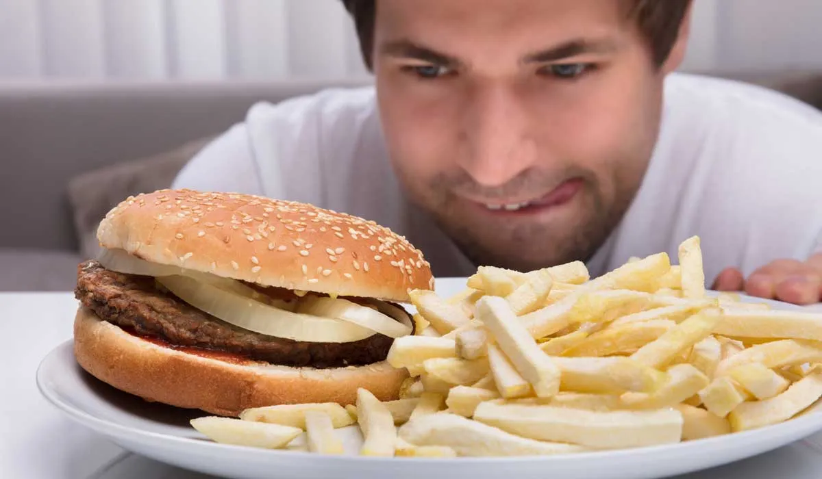 ¿Por qué se te antoja la comida chatarra cuando tienes sueño?