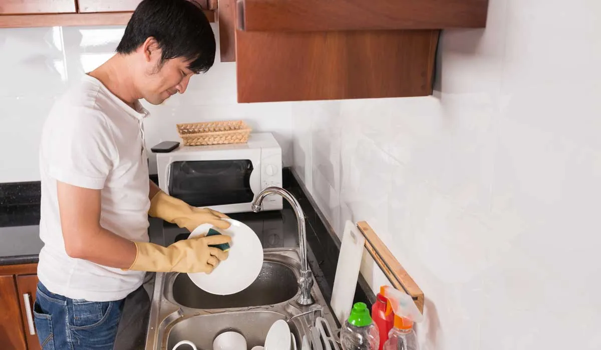 ¡Solo el 30% de los hombres limpian en casa! Cómo hacer equipo