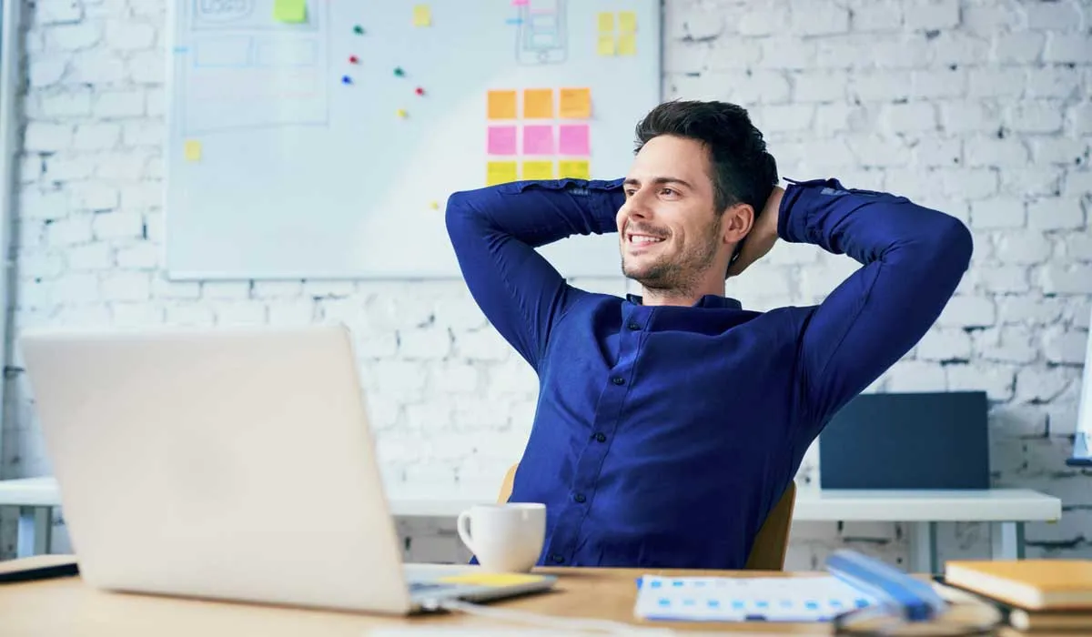 Hábitos cotidianos que podrían sabotear tu desempeño laboral