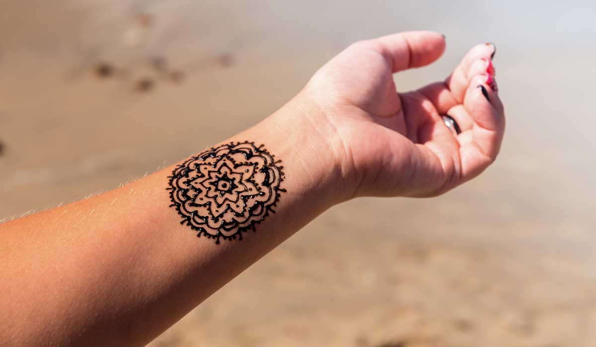 Cuidado con las quemaduras y los tatuajes de henna en vacaciones
