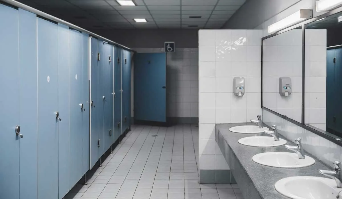 7 reglas de etiqueta para usar un baño público