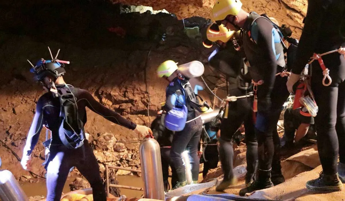 Lograron rescatar a los 12 niños atrapados en una cueva de Tailandia