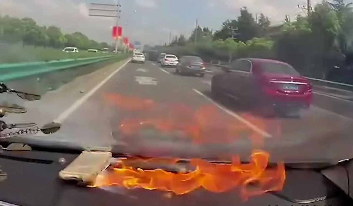 Le explotó su iPhone sobre el tablero del automóvil
