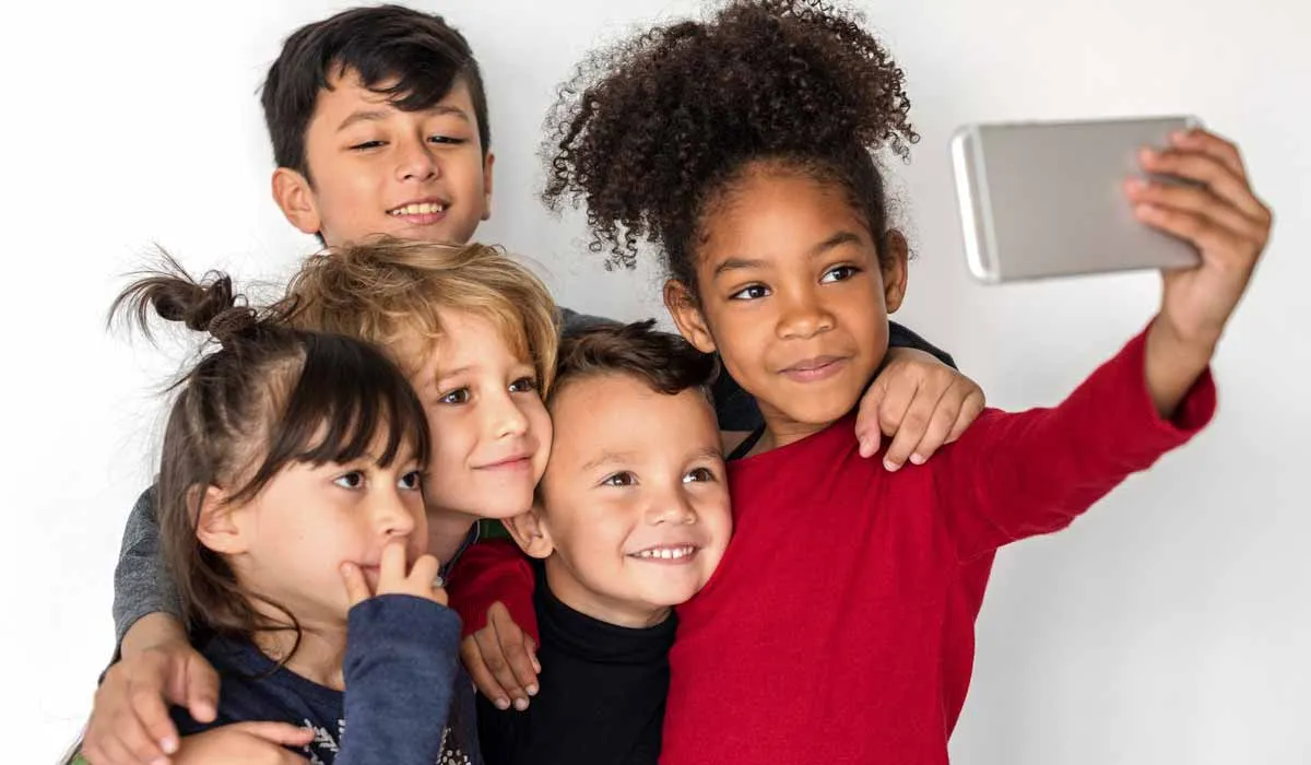 El peligro de salud oculto de tomar 'selfies' con los amigos
