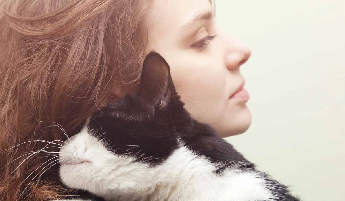 Se salvó dos veces del cáncer gracias a su gatita