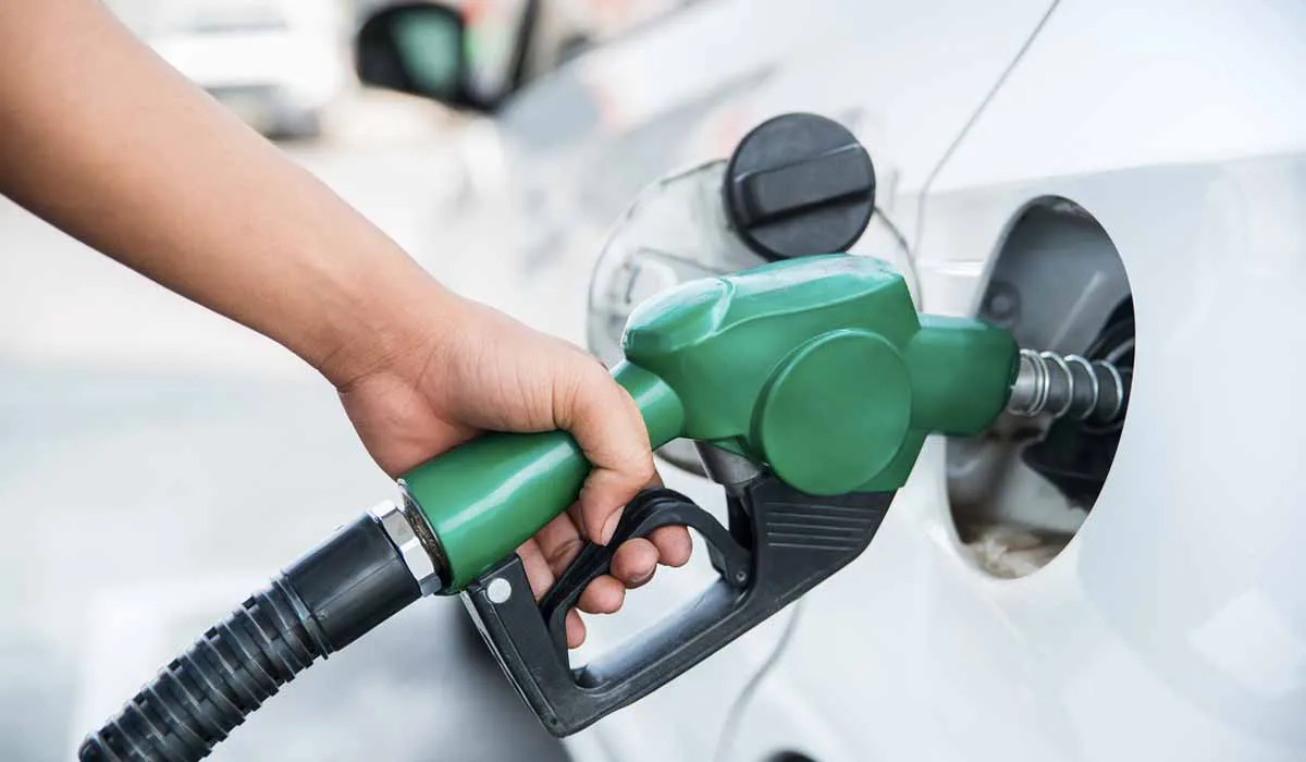 cuidado al cargar gasolina