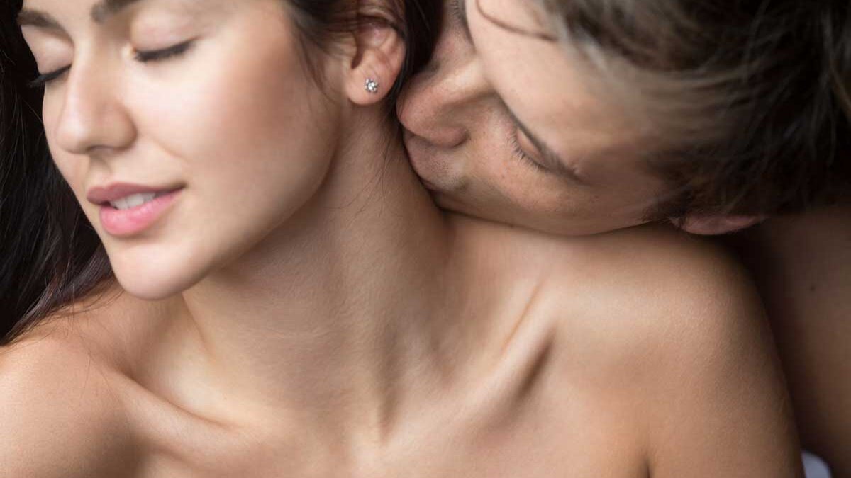 Los besos en el cuello son lo que más prende en el sexo