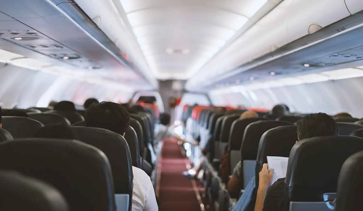 evita hacer esto en un avión para no enfermarte