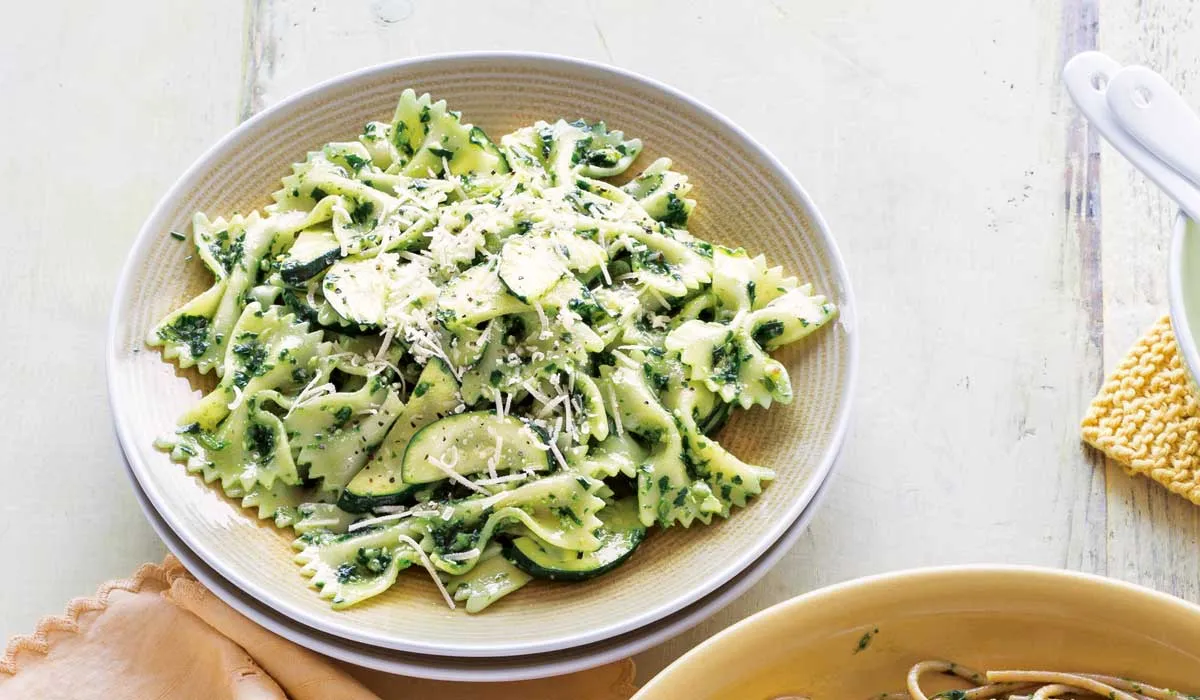 Pasta con calabacitas y pesto de piñones