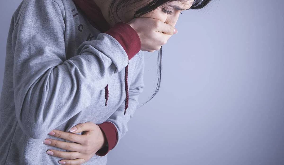 náusea y dolor de cabeza intenso