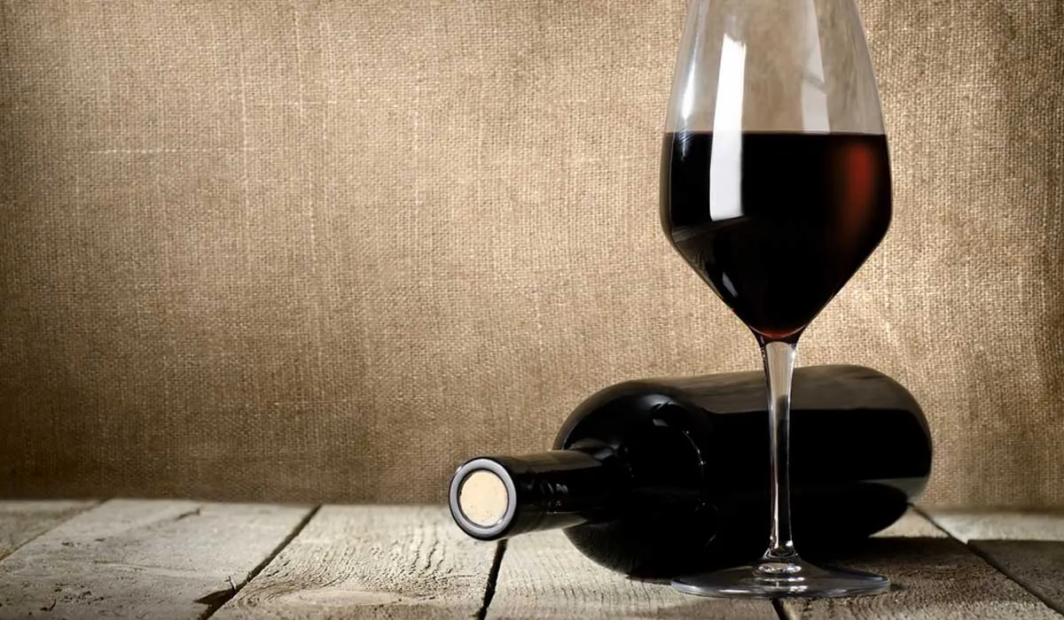 abre una botella de vino sin sacacorcho