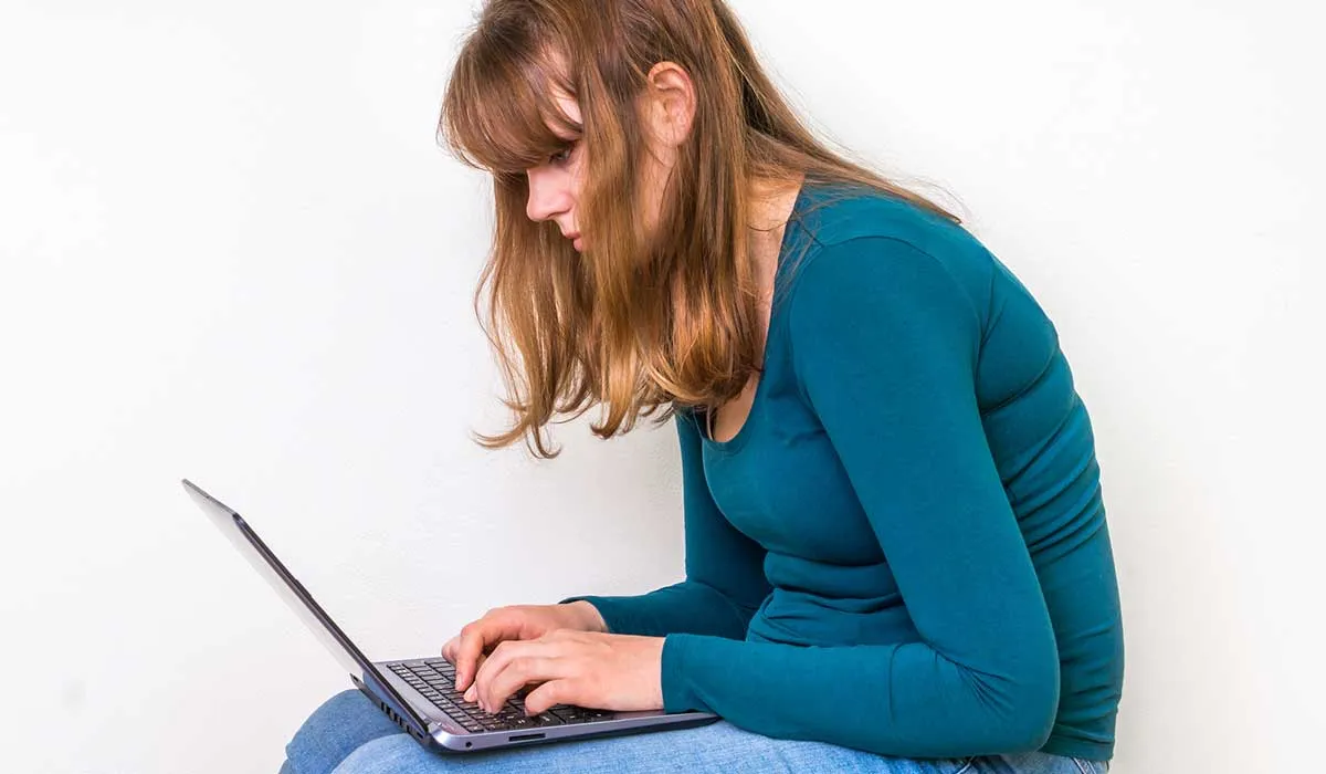 hábitos que lastiman tu espina vertebral