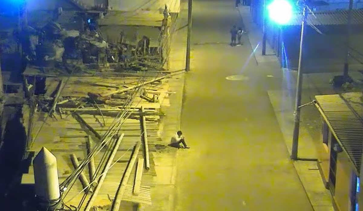 Un niño de 12 años que hace su tarea en la calle porque no tiene luz
