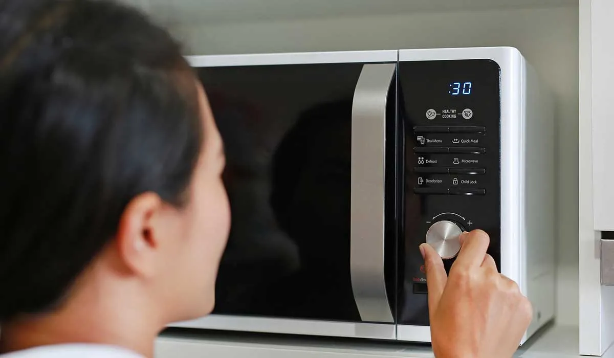 evita estos errores al usar el microondas