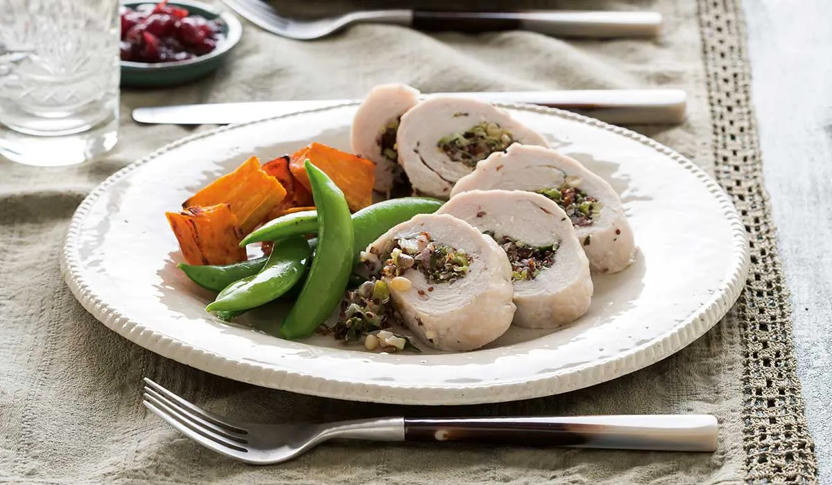 Pechuga de pavo al horno, rellena con quinoa y hierbas