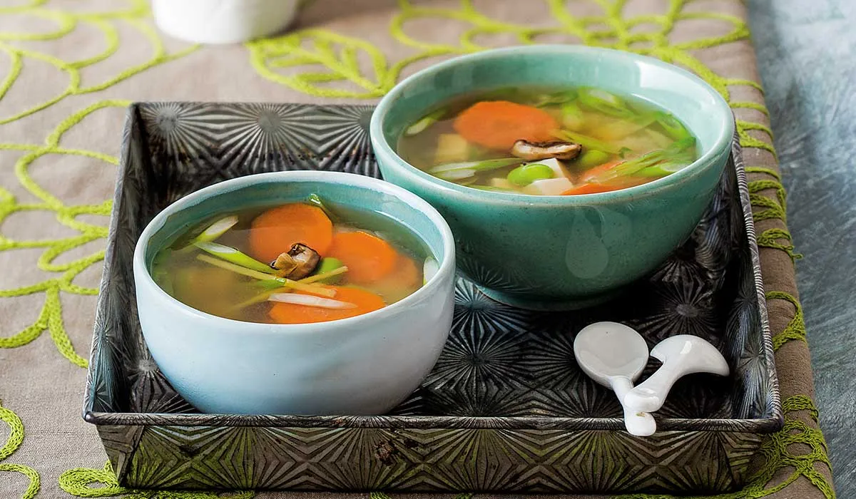 Sopa de miso y tofu con edamame y jengibre 