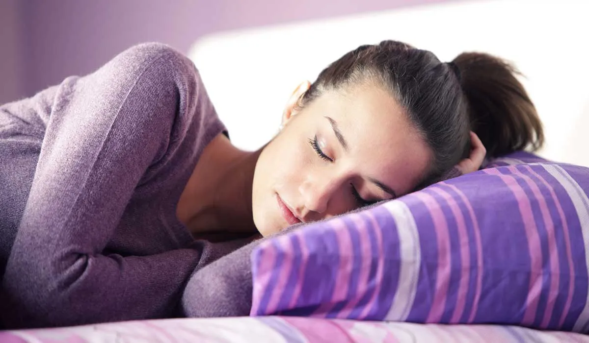 aumenta tu peso si duermes con luz prendida