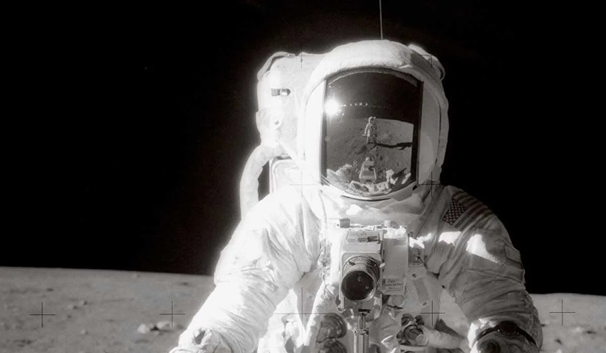 astronautas en la luna