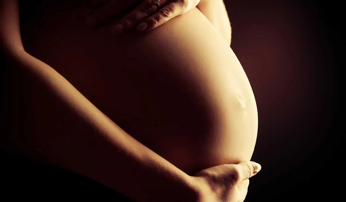 mujer demanda a una clínica de fertilidad