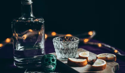 Conoce los secretos para elegir un mezcal auténtico de Oaxaca. Descubre cómo verificar su calidad y disfrutar al máximo su sabor ancestral.