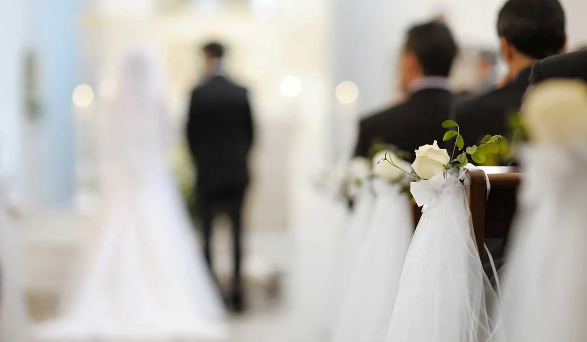 por qué la mujer va a la izquierda en las bodas